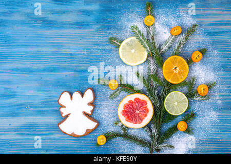 In casa di panpepato cookie smaltati e albero di natale rami con frutti. Foto Stock