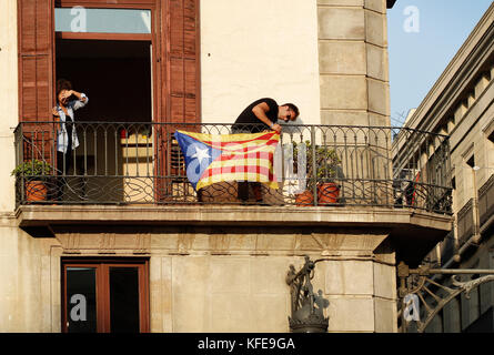 Onda di migliaia di bandiere e di celebrare nelle strade di Barcellona il 27 ottobre 2017, a seguito dell'annuncio che la Catalogna ha dichiarato la propria indipendenza fr Foto Stock