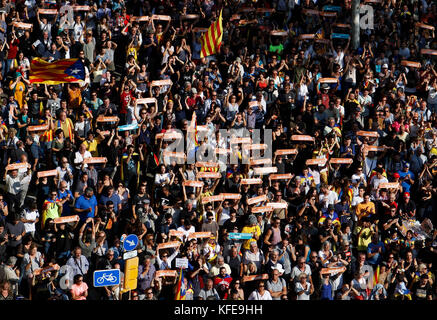 Indipendenza Catalana sostenitori reagiscono alla notizia che il catalano il parlamento europeo voti a dichiarare la loro indipendenza dalla Spagna. MPs in parlamento catalano Foto Stock