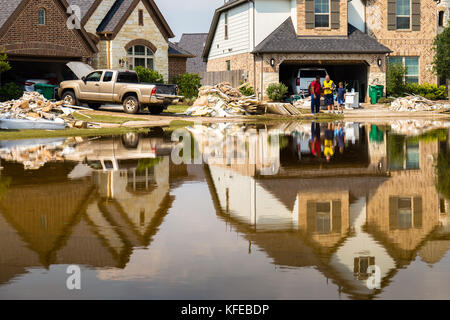 Case nel sobborgo di Houston allagate dall uragano Harvey 2017 soccorsi in corso Foto Stock