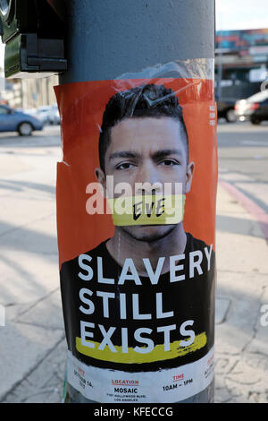 'Slavery ancora esiste' politica contro la schiavitù moderna poster su Sunset Boulevard e Vermont a Los Angeles California USA KATHY DEWITT Foto Stock