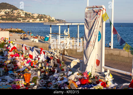 Persone portano fiori per la promenade des anglais in seguito agli attacchi terroristici a Nizza sulla luglio 14, 2016 Foto Stock