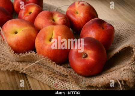 Pila di nettarine pesche sul tavolo di legno - primo piano Foto Stock