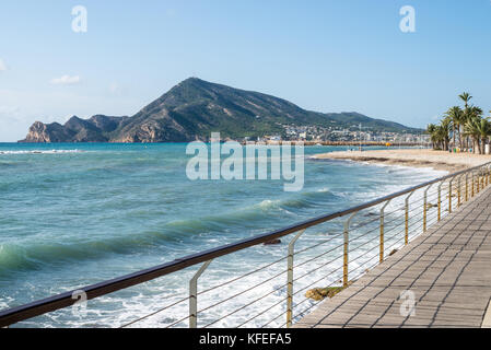 Mattina di sole su Altea Bay, una popolare località turistica nella parte orientale della Spagna Foto Stock