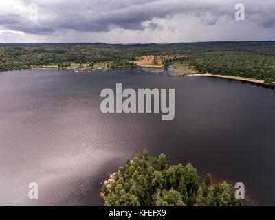 Ontario Canada campagna natura vista aerea guardando verso il basso a partire da sopra di un fiume che scorre all'interno del lago Foto Stock