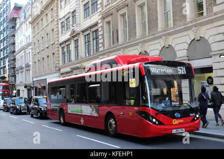 Autobus elettrico nella città di Londra Foto Stock