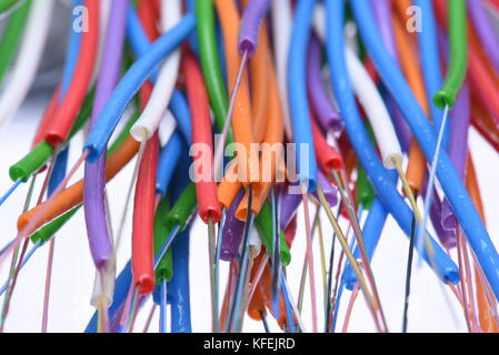 Colorato in fibra ottica Cavi con tubo allentati riempito di gel, Closeup Abstract nella tecnologia del futuro Foto Stock