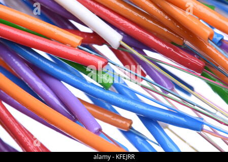 Strisce colorate di cavi in fibra ottica isolata su sfondo bianco Foto Stock