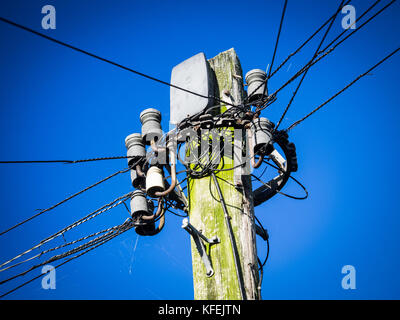 Regno Unito i cavi telefonici entra a far parte di un palo del telegrafo Foto Stock