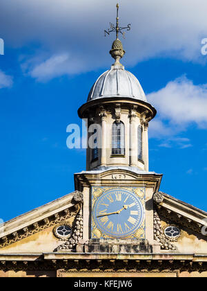 Il Clocktower nella parte anteriore la Corte a Emmanuel College, parte dell'Università di Cambridge, UK. Il collegio è stato fondato nel 1584. Architetto: Wren Foto Stock