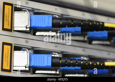 Telecomunicazioni la tecnologia IP, linea ottica con unità in fibra ottica Cavi di rete Foto Stock
