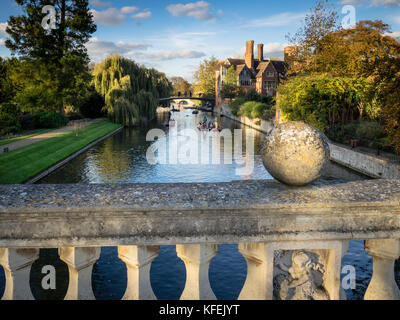 Cambridge Turismo - turisti punt lungo il fiume Cam al crepuscolo - vista Da Clare College Bridge Foto Stock