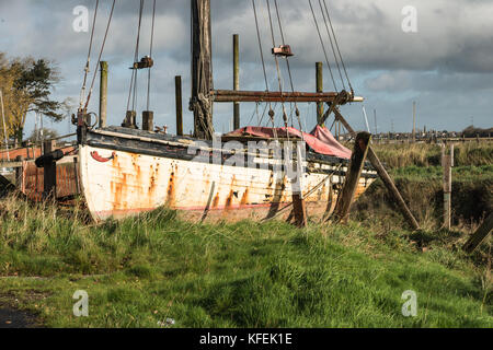 Un autunno passeggiata mattutina lungo il fiume wyre a skippool creek vicino a Poulton-le-fylde, dove il torrente è a casa per il tempo libero di barche a vela Foto Stock