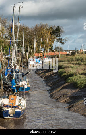 Un autunno passeggiata mattutina lungo il fiume wyre a skippool creek vicino a Poulton-le-fylde, dove il torrente è a casa per il tempo libero di barche a vela Foto Stock