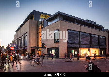 John Lewis department store di Cambridge al crepuscolo. Il negozio è stato ricostruito come parte del Grand Arcade lo sviluppo e aperto nel 2007. Foto Stock
