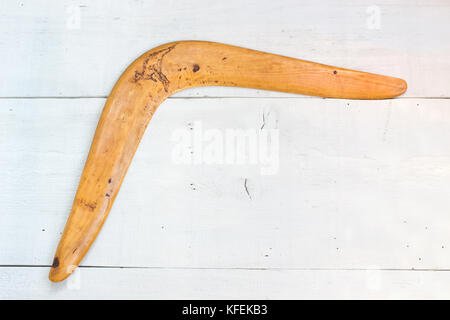 Boomerang bianco sul pannello di legno Foto Stock