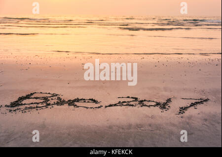 Bye 2017 nota scritta in spiaggia di sabbia con vista tramonto Foto Stock