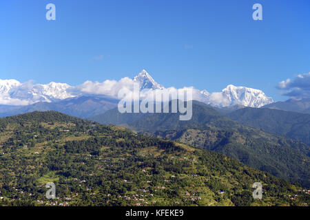 Machapuchare, una montagna nella catena Hannapurna dell'Himalaya, è considerato sacro per la religione indù in modo arrampicata è severamente vietato. Foto Stock