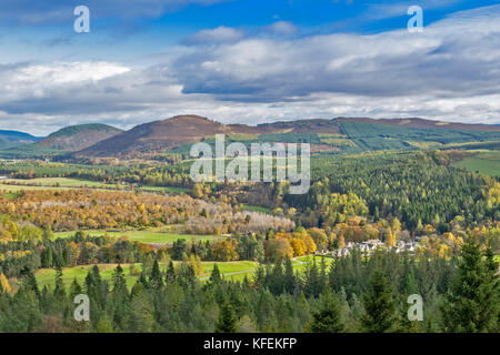 Il castello di Balmoral Royal Deeside ABERDEENSHIRE in Scozia la luce del sole in estate ospita alberi autunnali e il fiume Dee in esecuzione sotto le colline Foto Stock