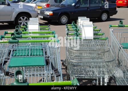 Carrelli della spesa al di fuori di un ramo della catena di supermercati waitrose a Tenterden nel Kent, in Inghilterra il 27 giugno 2008. Foto Stock