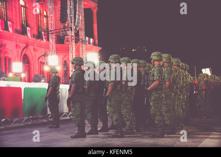 A Monterrey, Nuevo Leon / Messico - 09 15 2017: messicana soldieras all indipendenza messicana celebrazione presso Palazzo municipale a Monterrey in Messico Foto Stock