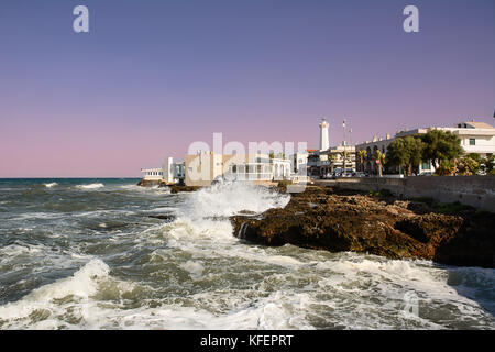 Traballante mare e rocce sul litorale di Torre Canne Foto Stock