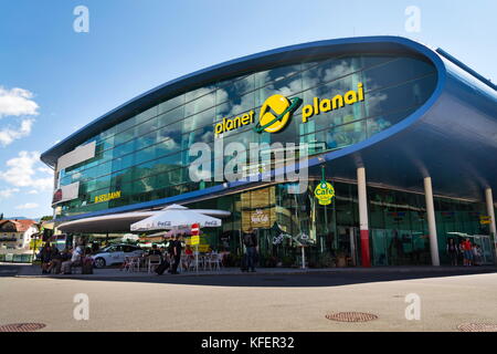 Schladming, Austria - 15 agosto: turisti nella parte anteriore della stazione della funivia Planai pianeta a biciclette e sci sul areale agosto 15, 2017 a Schladming, Austria. Foto Stock