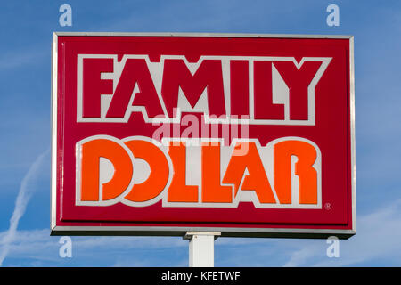 COLUMUBUS, OH/USA - Ottobre 21, 2017: Famiglia Dollar Store e segno. Dollaro di famiglia è una varietà americana catena di negozi negli Stati Uniti. Foto Stock