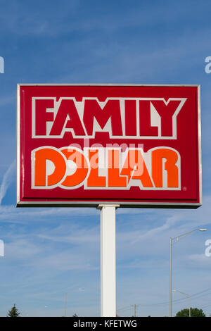 COLUMUBUS, OH/USA - Ottobre 21, 2017: Famiglia Dollar Store e segno. Dollaro di famiglia è una varietà americana catena di negozi negli Stati Uniti. Foto Stock