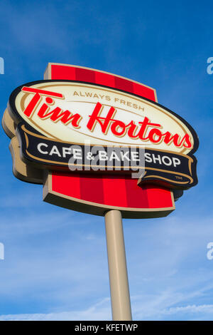 COLUMUBUS, OH/USA - Ottobre 21, 2017: Tim Hortons ristorante esterno e logo. Tim Hortons Inc. è una multinazionale canadese un ristorante fast food chai Foto Stock