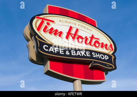 COLUMUBUS, OH/USA - Ottobre 21, 2017: Tim Hortons ristorante esterno e logo. Tim Hortons Inc. è una multinazionale canadese un ristorante fast food chai Foto Stock