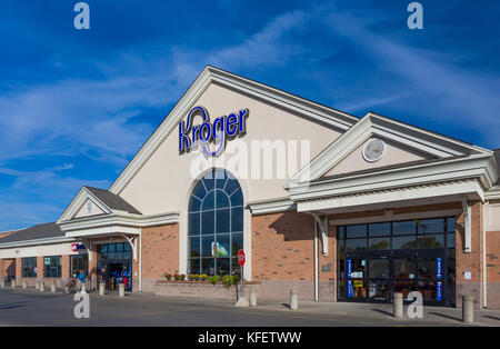 COLUMUBUS, OH/USA - Ottobre 21, 2017: Kroger fruttivendolo esterno e logo. Il Kroger Company è un americano di catena di supermercati. Foto Stock