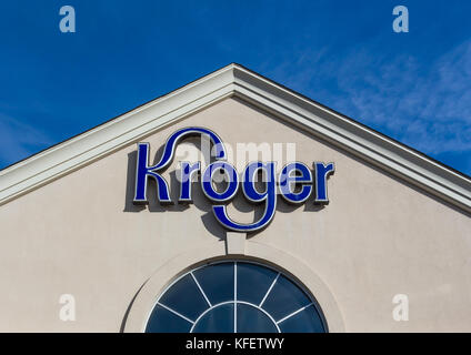 COLUMUBUS, OH/USA - Ottobre 21, 2017: Kroger fruttivendolo esterno e logo. Il Kroger Company è un americano di catena di supermercati. Foto Stock