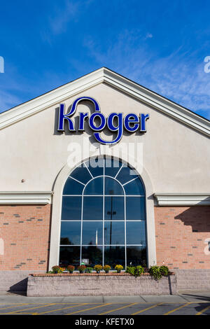 COLUMUBUS, OH/USA - Ottobre 21, 2017: Kroger fruttivendolo esterno e logo. Il Kroger Company è un americano di catena di supermercati. Foto Stock