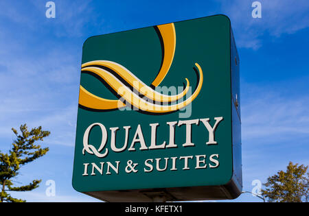 COLUMUBUS, OH/USA - Ottobre 21, 2017: Quality Inn and Suites esterno e logo. Quality Inn è parte di Choice Hotels International, Inc. Foto Stock