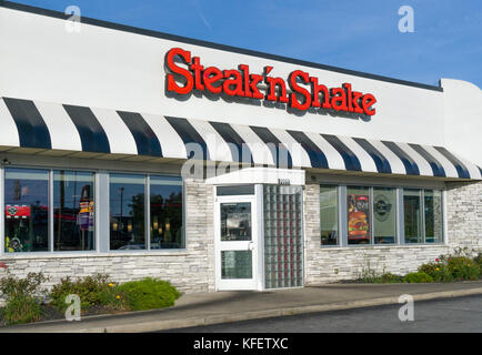 SOUTH Bend, IN/USA - Ottobre 19, 2017: Steak 'n Shake ristorante esterno e logo. Bistecca 'n Shake è un Americano informale ristorante della catena si trova in t Foto Stock