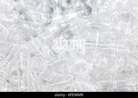 Gruppo di plastica trasparente di preforme di PET pronto per andare nella linea di produzione per la bottiglia di plastica macchina nella bottiglia di plastica fabbrica, industria Foto Stock