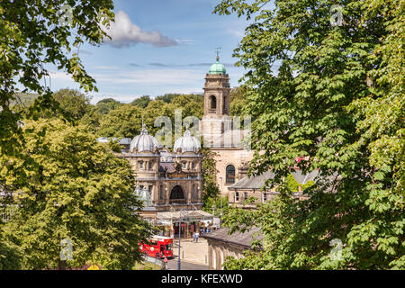 Buxton Opera House e Chiesa di San Giovanni Evangelista, Buxton, Derbyshire, Inghilterra Foto Stock