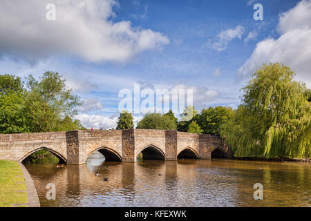 Il XIII secolo, cinque ponte ad arco sul fiume Wye a Bakewell, Derbyshire, Inghilterra Foto Stock