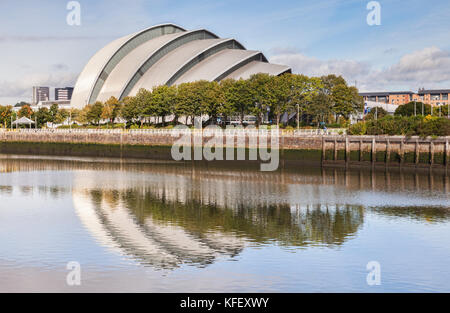 Il SECC - Scottish Exhibition and Conference Centre - si riflette nelle acque del fiume Clyde. Foto Stock