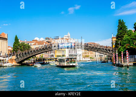 Un vaporetto sul Canal Grande con il Ponte dell'Accademia sullo sfondo di Venezia Foto Stock