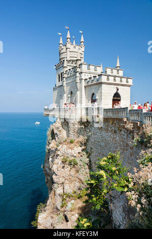 Vista del castello il Swallow's Nest si trova a Gaspra vicino alla città di Yalta sulla penisola di Crimea Foto Stock