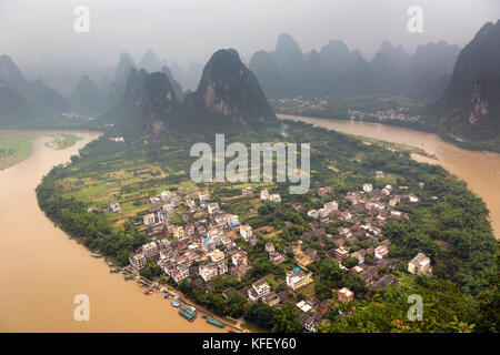 Vista panoramica dall'alta collina vicino alla xingping città vecchia al fiume li e le famose montagne carsiche in Cina Foto Stock