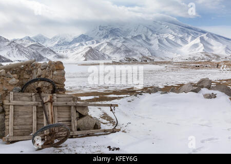 Vista invernale di Mustagh Ata in Montagna Lago Karakul nel Pamir Mountains, Kizilsu Kirghiz prefettura autonoma, Xinjiang, Cina Foto Stock