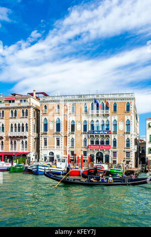 Il turista a godere di un giro in gondola sul Canal Grande a Venezia, Italia Foto Stock