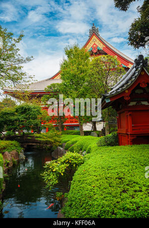 Vecchi templi, santuari e tradizionale giardino giapponese nel quartiere di Asakusa, Tokyo Foto Stock