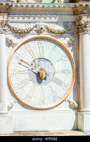 Orologio in marmo veneziano nel cortile del Palazzo Ducale di Venezia Foto Stock