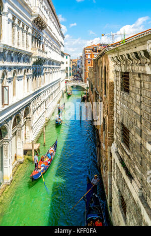 Un canale affollato con turisti in gondole, visto dal Ponte di Sigh all'interno del Palazzo Ducale di Venezia, Italia Foto Stock