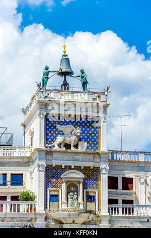 La cima della torre a orologeria in Piazza San Marco a Venezia, Italia Foto Stock