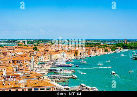 Il lungomare del grande canale, la Riva degli Schiavoni, vista dal Campanile in Piazza San Marco a Venezia Foto Stock